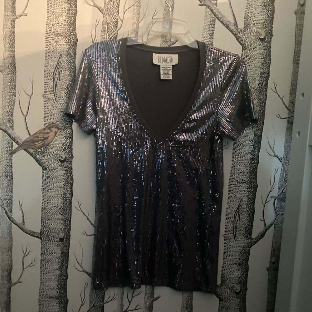 ❤BB Dakota Silver Gray Sequin V-Neck Tee Size S